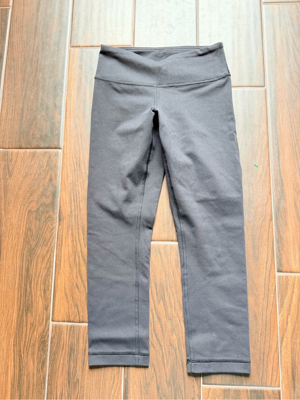 lululemon athletica Black Leggings size 2 21” EUC W-
